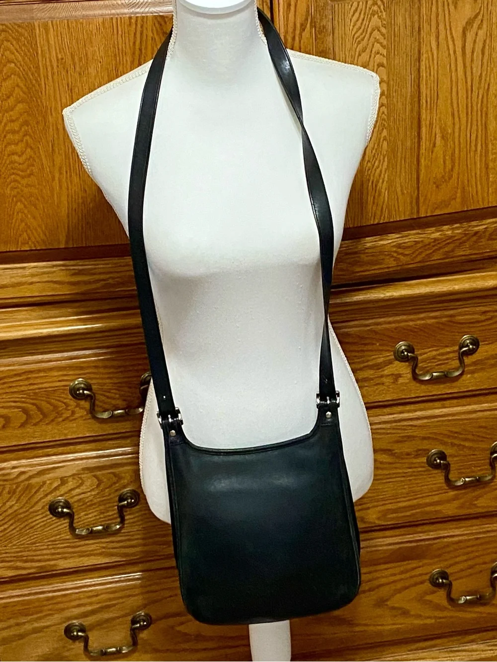Vintage Coach Slim Hippie Flap Black Leather Crossbody Handbag Adjustable 9135